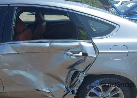 2020 Ford Fusion Plug-In Hybrid Titanium z USA, uszkodzony, nr VIN 3FA6P0SU9LR142377